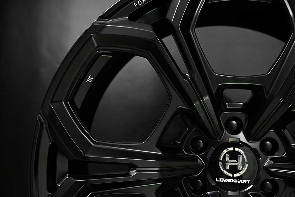 【レクサスGX カスタム事例】LOWENHART 24インチホイール＆リアエンブレム艶ブラック塗装でラグジュアリーに仕上げました