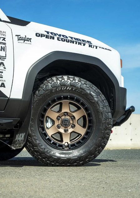 「深反りのワイドな６本スポーク」＋「抑揚のあるマルチホールリング」ランドクルーザー250向け　BLACK RHINO BR022 BAHARI （ブラックライノBR022バハリ.17＆18インチ）